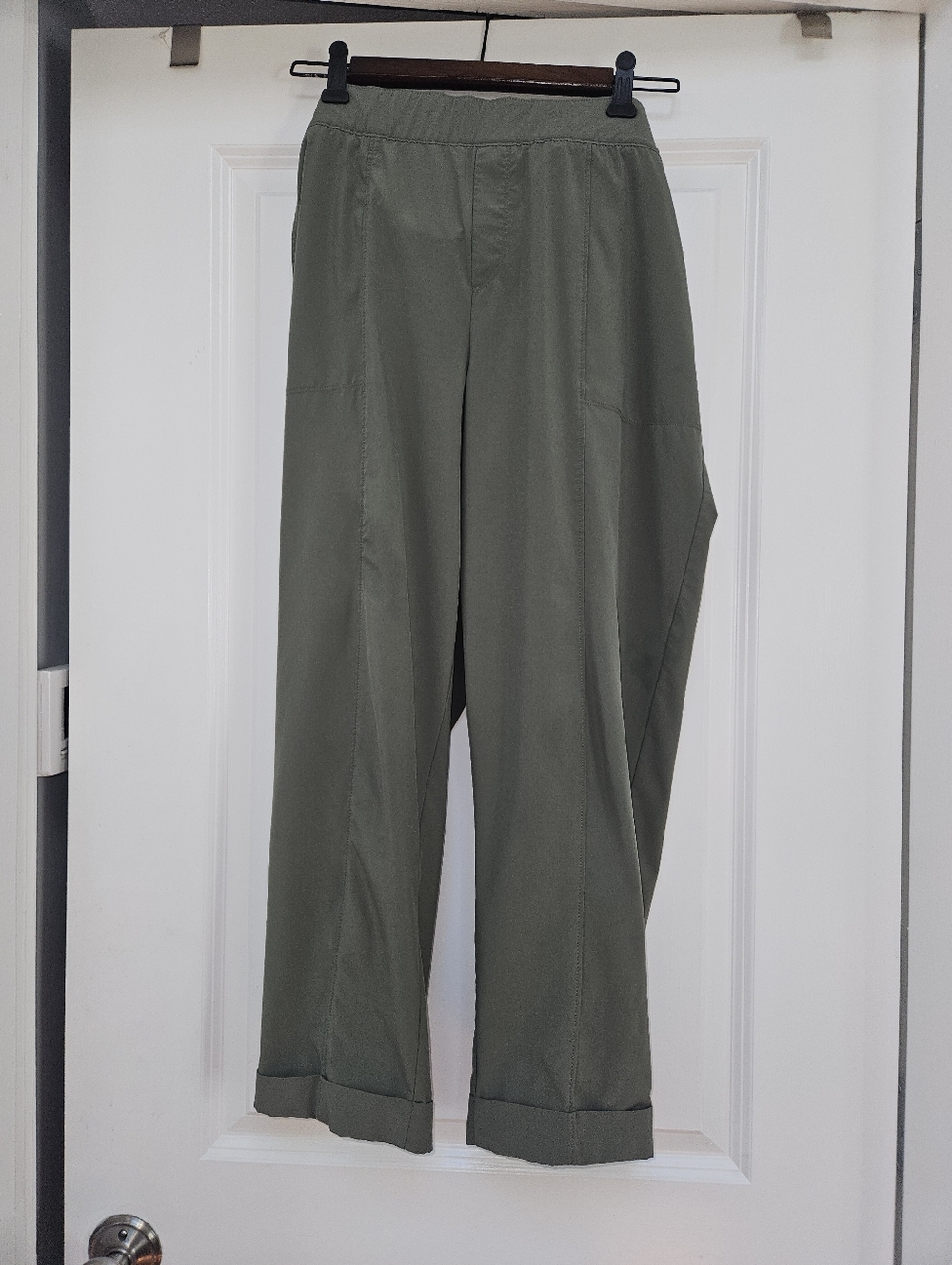 Talbots Soft Green Relaxed Straight Capri Pants. Polyester and Spandex